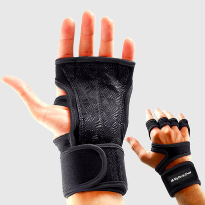 Zwarte fitness grip handschoenen met antislip handpalm en verstelbare polsband, gedragen tijdens krachttraining.