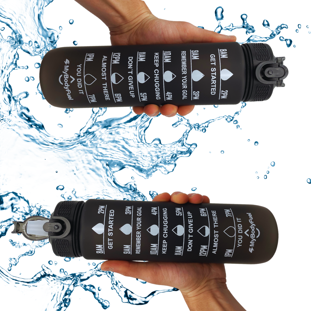 Zwarte MyBodyFuel drinkfles onder stromend water – BPA‑vrij, vaatwasserbestendig en lekdicht