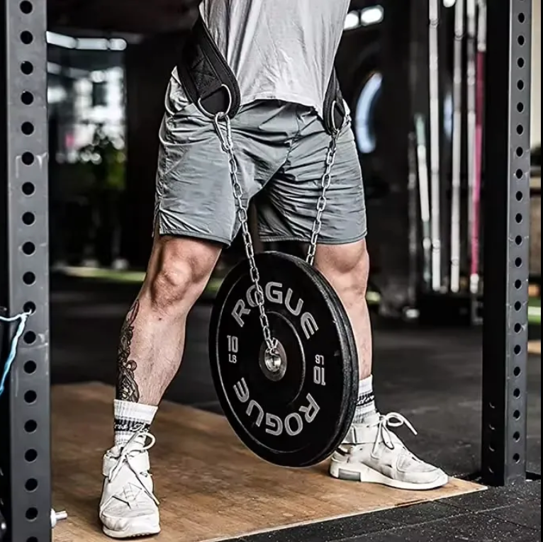 Atleet doet weighted dips met zwarte MyBodyFuel dip belt en 20 kg halterschijf in de sportschool