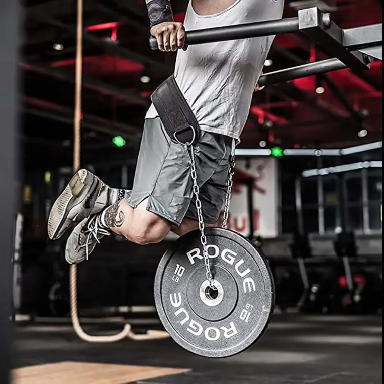 Atleet doet weighted dips met zwarte MyBodyFuel dip belt en 20 kg halterschijf in de sportschool