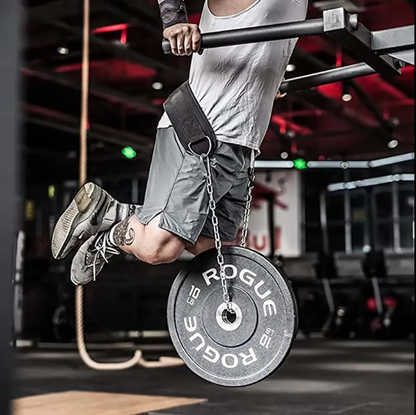 Atleet doet weighted dips met zwarte MyBodyFuel dip belt en 20 kg halterschijf in de sportschool