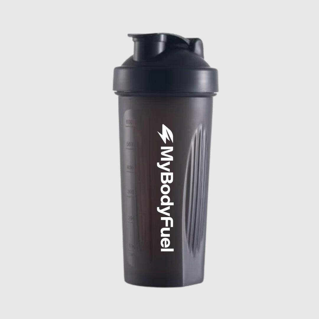 Zwarte MyBodyFuel shakebeker 700 ml met lekvrije flip‑top en maataanduiding