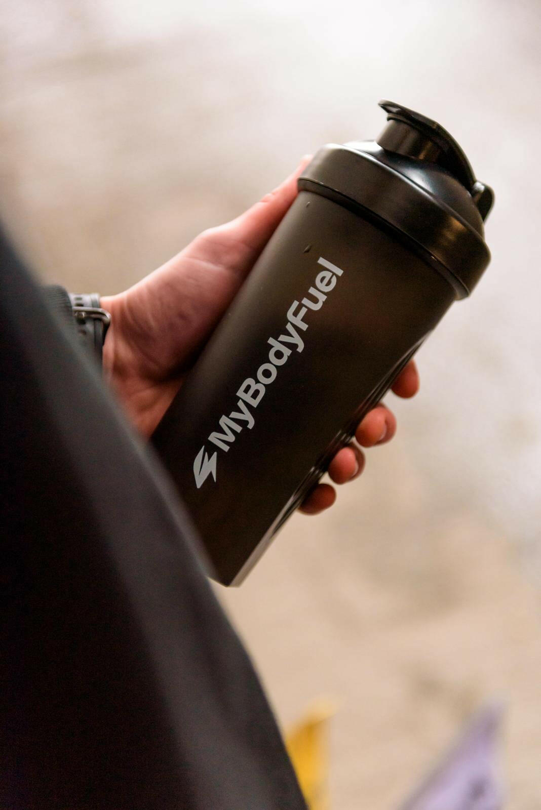 Zwarte MyBodyFuel shakebeker 700 ml in de sportschool – shaker met lekdichte schroefdop